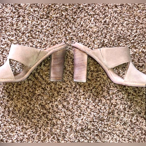 UGG Shoes Beige, Size 6 - Picture 2 of 7